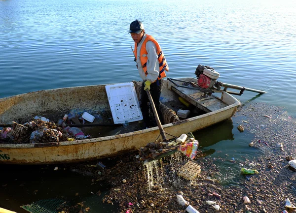 Vietnamese sanitation worker, rubbish, water, pollution — Stock Photo, Image