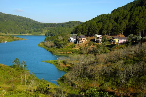 Tuyen Lam lake, Dalat, Vietnam, resort, eco villas — Stock Photo, Image