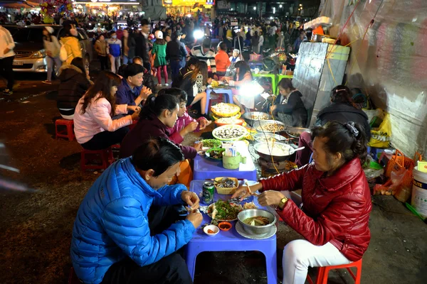 Kalabalık, Dalat gece pazarı, yeme, sokak gıda — Stok fotoğraf