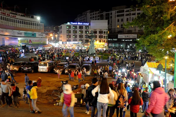 Druk, Dalat avondmarkt, marktplaats, shopping — Stockfoto