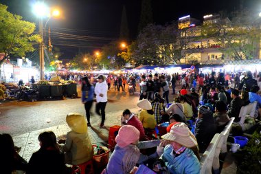 Kalabalık, Dalat gece pazarı, pazar yeri, alışveriş