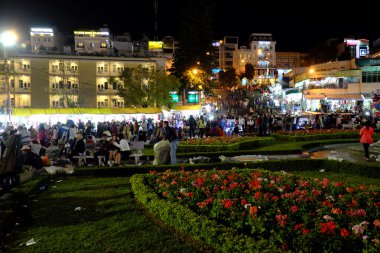 Kalabalık, Dalat gece pazarı, pazar yeri, alışveriş