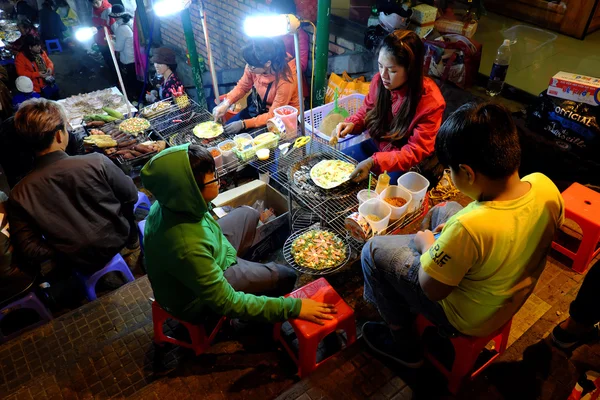 混雑し、ダラットのナイト マーケット、屋台の食べ物を食べて — ストック写真