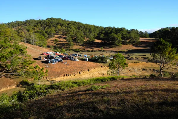 Family vacation, camp, pine forest, dalat, vietnam — Stock Photo, Image