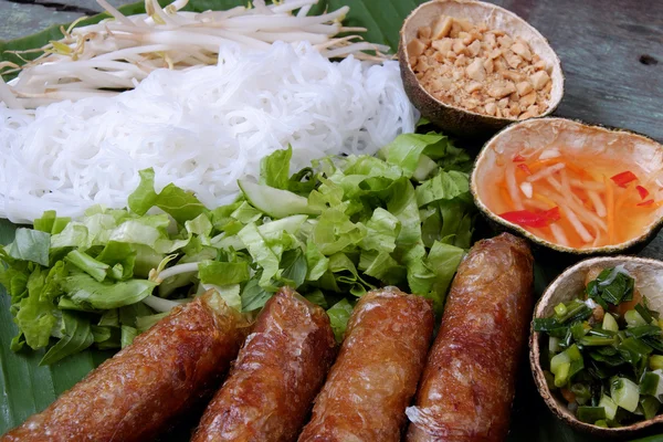 越南食品、 春卷、 包子、 茶新闻 — 图库照片