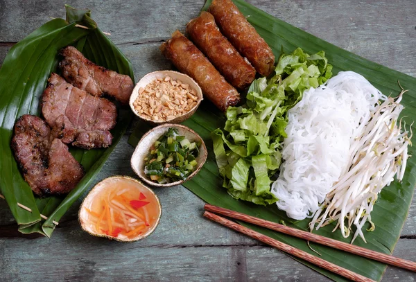 Vietnami étel, tavaszi tekercs, cha gio, sült hús — Stock Fotó