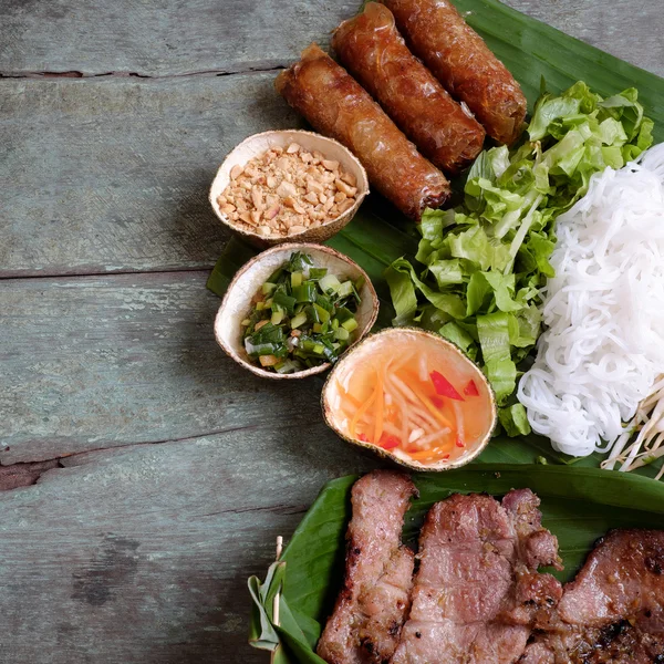Comida vietnamita, rollos de primavera, cha gio, carne asada — Foto de Stock