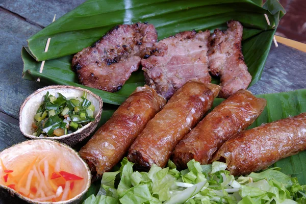 Comida vietnamita, rollos de primavera, cha gio, carne asada — Foto de Stock