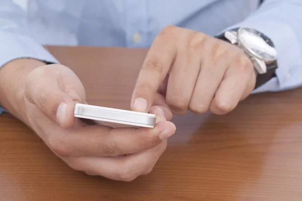 Hombre usando el teléfono móvil inteligente — Foto de Stock