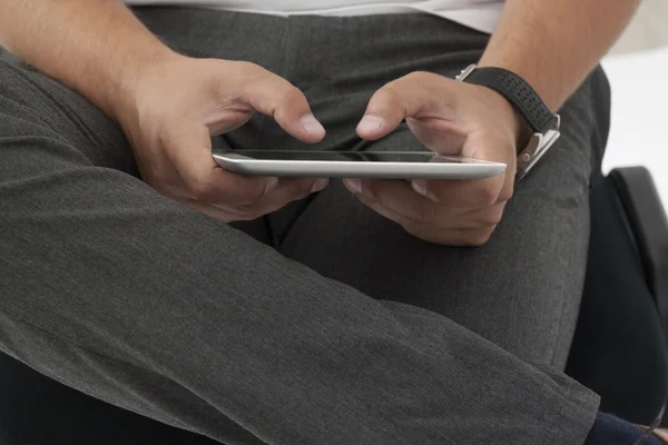 Berühren Sie den Bildschirm mit zwei Fingern — Stockfoto