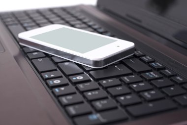Akıllı telefon ve laptop - iş kavramı
