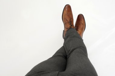 Bekleyen çapraz ayaklı