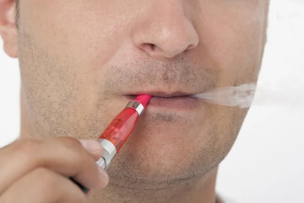 Homem fumando cigarro elétrico — Fotografia de Stock