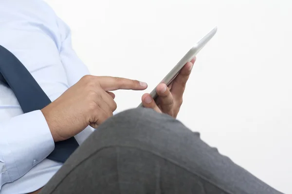 Empresário trabalhando em tablet com pernas cruzadas — Fotografia de Stock