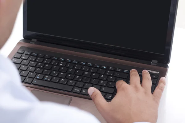 Te typen op de laptop — Stockfoto