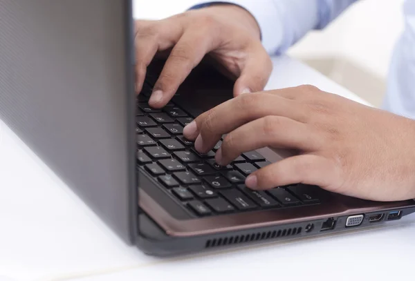 Het gebruiken van laptop — Stockfoto