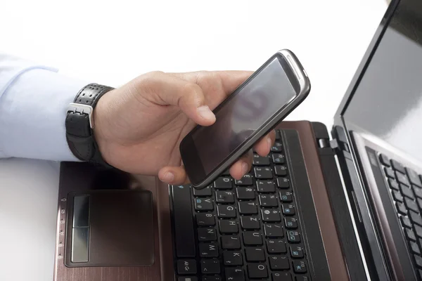 Trabajador de oficina escribiendo un mensaje — Foto de Stock