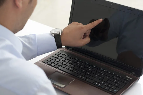 Werken met laptop — Stockfoto