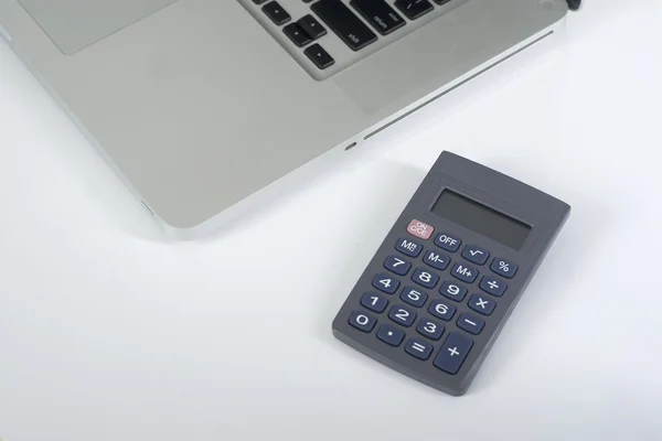 Calculadora y Laptop — Foto de Stock