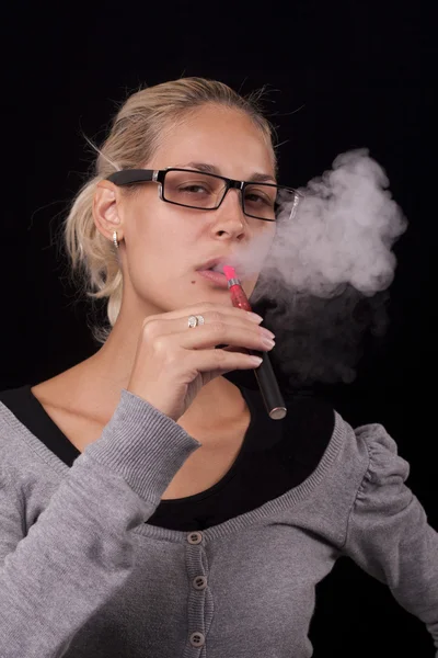 Women smoking electric cigarettes — Stock Photo, Image