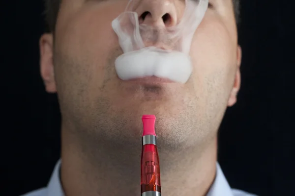 Fumar cigarrillos eléctricos — Foto de Stock