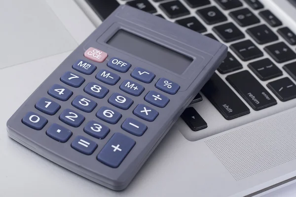 Calculadora en el teclado del ordenador portátil — Foto de Stock