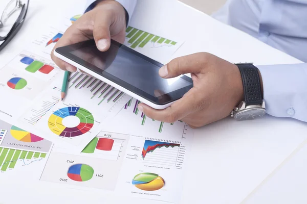 Zakelijke planning met een digitale tablet — Stockfoto