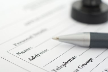 Form, kalem ve pul masanın üstüne