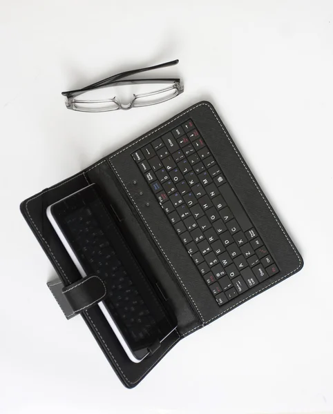 Laptop & óculos na mesa — Fotografia de Stock