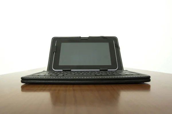 Tablette numérique pour ordinateur portable sur la table — Photo