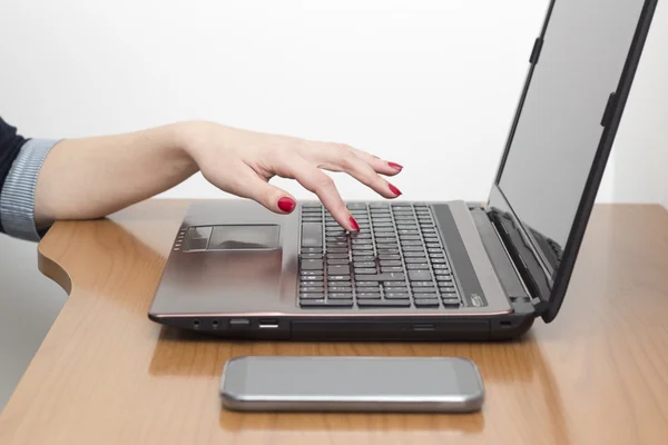 Doigt de femme touchant un clavier — Photo