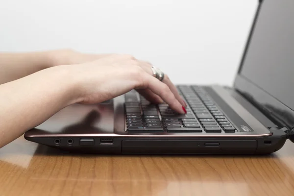 Escribir con ambas manos — Foto de Stock