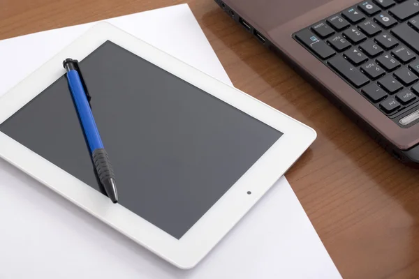 Laptop and Digital Tablet on the Worktable — Stock Photo, Image