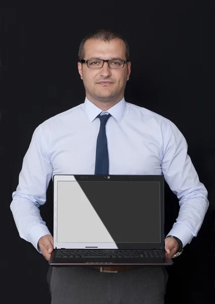 Lavoratore di ufficio che tiene un computer portatile — Foto Stock