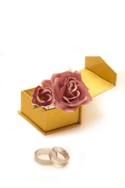 Rings, Flowers and Box — Stock Photo, Image