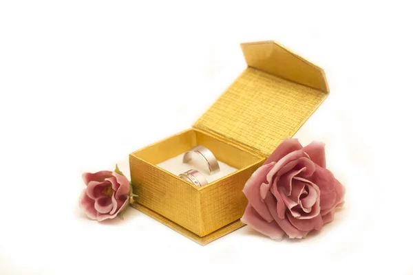 Коробка, кольца и цветы — стоковое фото