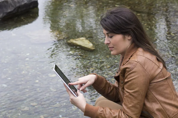 Tocar la pantalla en una tableta digital — Foto de Stock