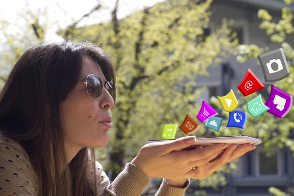 Technology, Women in Nature — Stock Photo, Image