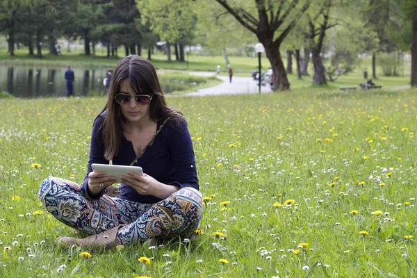 Tecnología, Mujeres en la Naturaleza — Foto de Stock