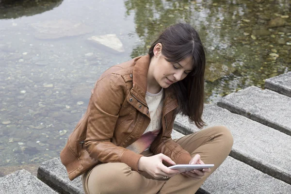 Použití digitální tabletu v blízkosti vodní plochy — Stock fotografie