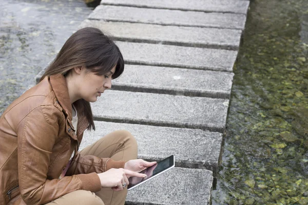 Tocar la pantalla de la tableta digital cerca de Water — Foto de Stock