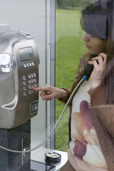 Dialing in the Telephone Booth — Stock Photo, Image