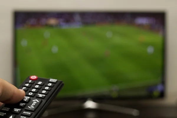 Viendo fútbol en una televisión inteligente — Foto de Stock