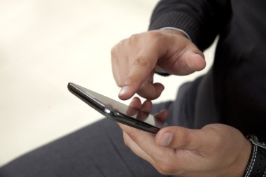 bir cep telefonu dokunmadan