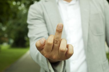 Orta parmak gösterilen işadamı