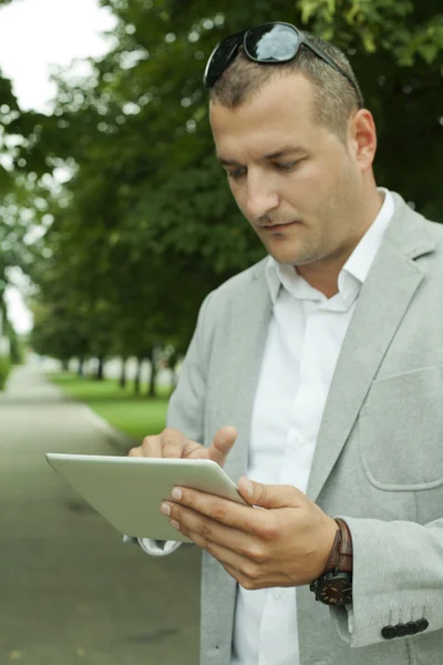 Przedsiębiorca z cyfrowego tabletu w naturze — Zdjęcie stockowe