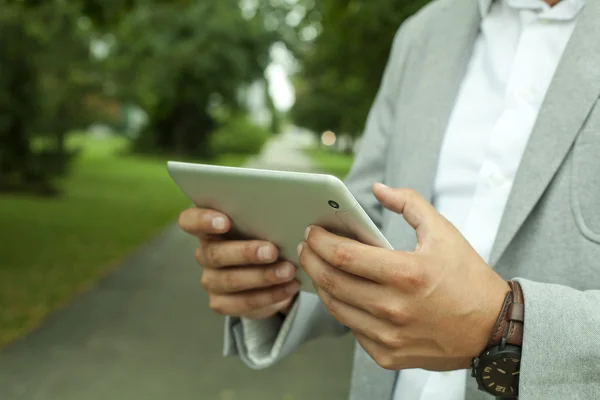 Homme d'affaires avec une tablette numérique — Photo