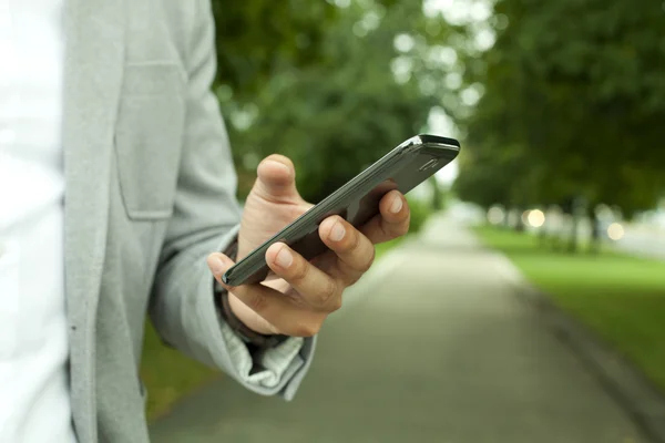 Gestionnaire avec un téléphone portable — Photo