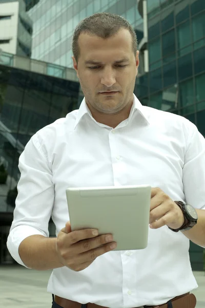 Trabajador de cuello blanco con una tableta digital — Foto de Stock