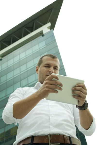 Uso de tableta digital al aire libre — Foto de Stock